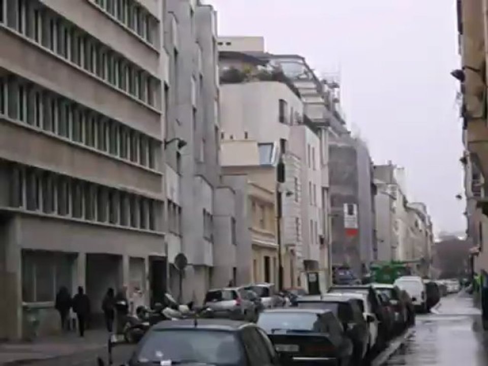 4 avril 2013 : Un Bayrou marchait bien seul, dans la rue...