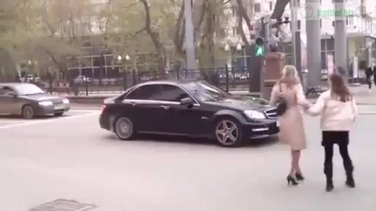 Mercedes Fahrer trollt Fußgänger