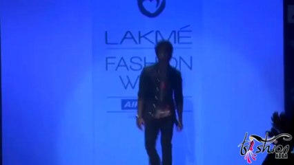 Shahid Kapoor Walks For Kunal Rawal @ Lakme Fashion Week 2013 !