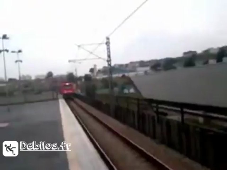 Elle risque la mort pour son téléphone !