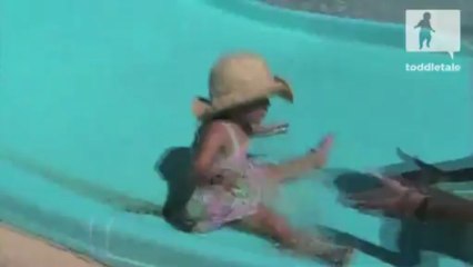 Petite fille laisse une trace sur le toboggan