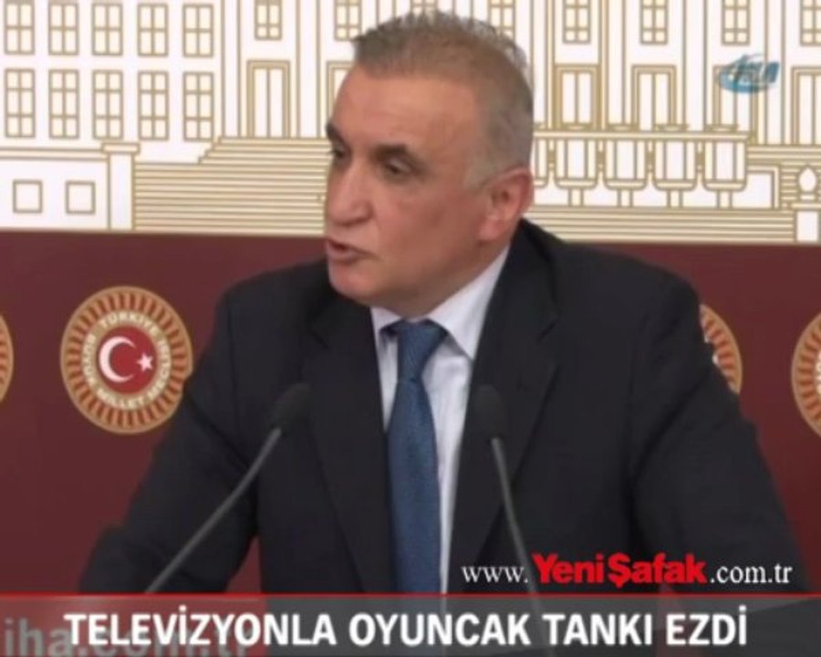 Televizyonla oyuncak tankı ezdi!