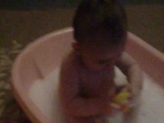 la pupina ke si fa il bagnetto da sola a 6 mesi