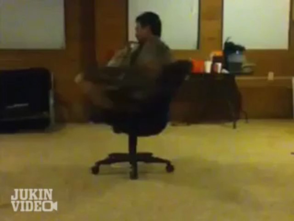 Leaf blower in Office Chair Fail - video Dailymotion