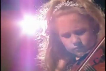 Incroyable 7 ans à peine violoniste Brianna Kahane Performs Csardas on a 1 4-Size Violin. - YouTube