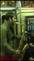 Une battle épique de saxophone dans le métro
