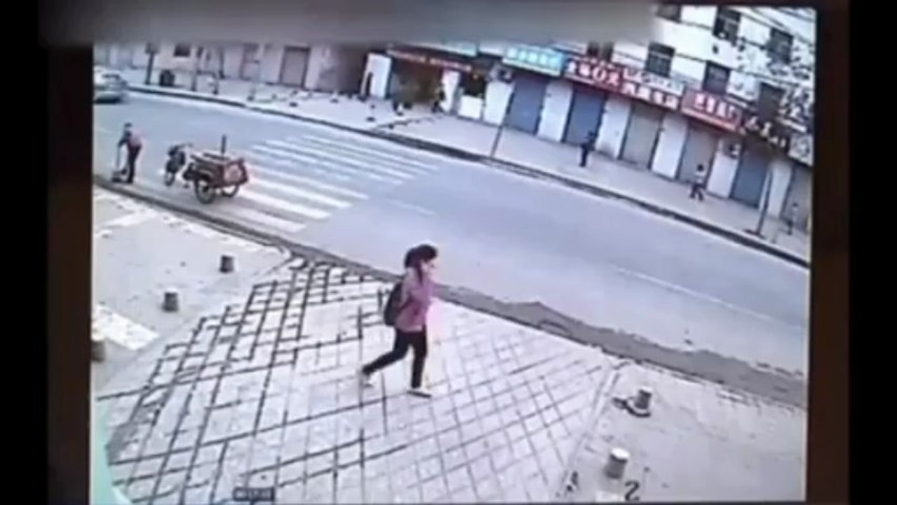 Jovem engolida pelo passeio