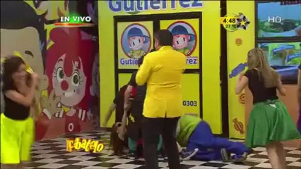 El Delfín persigue a Laura Hoo y la llena de espuma