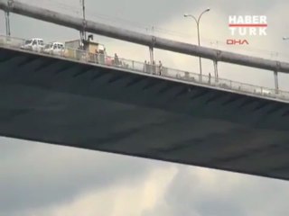 Homem tenta suicídio ao saltar de ponte na Turquia