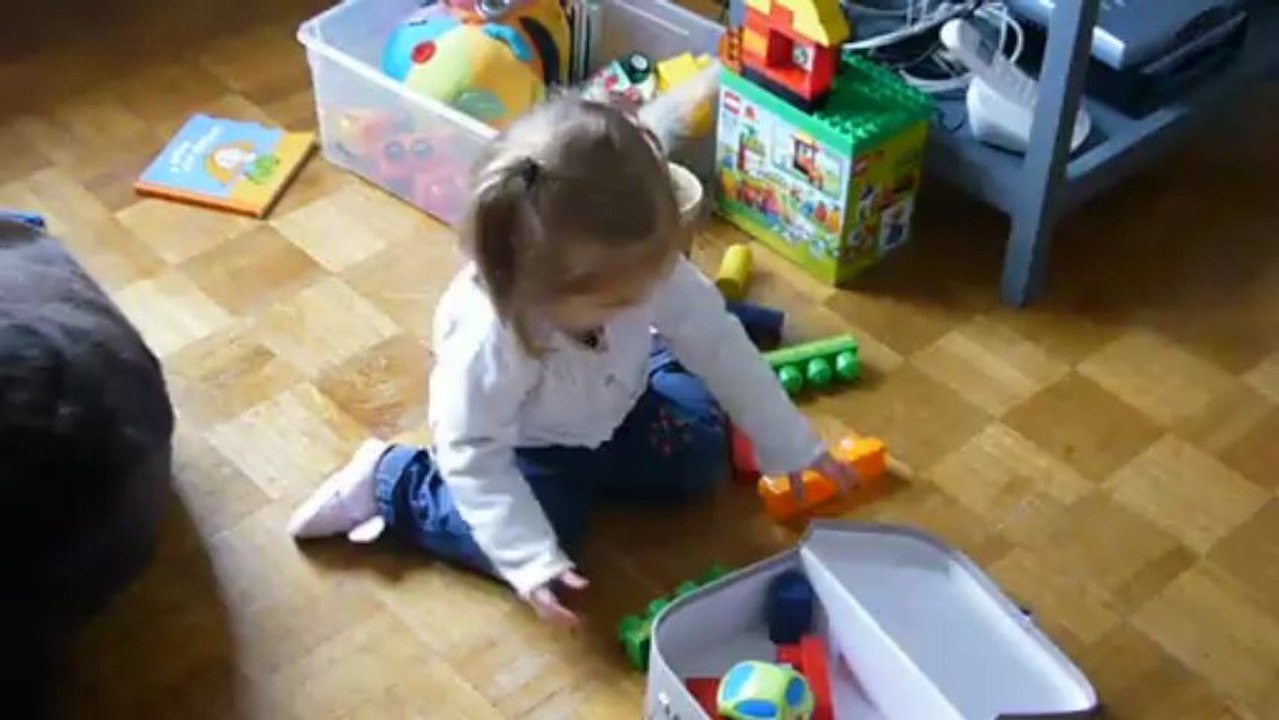 Eline, son panier, sa valise et ses cubes : une vraie passion !