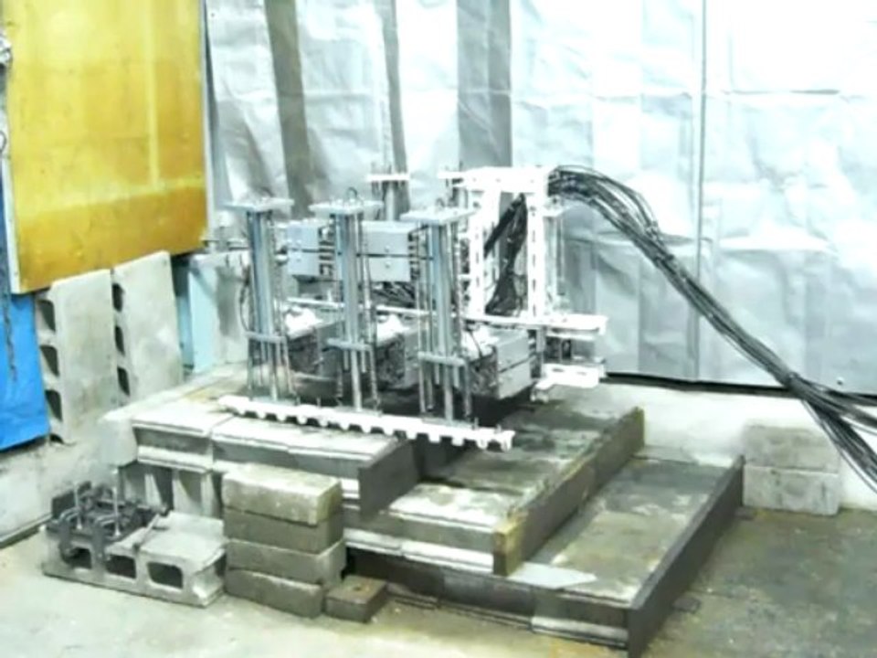 水圧軟体筋肉ロボット：P33：三足歩行：階段：サンポート