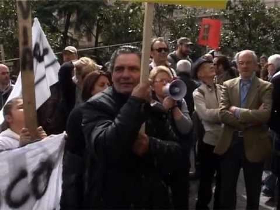 Napoli - Cittadini protestano contro la Ztl -2- (04.04.13)