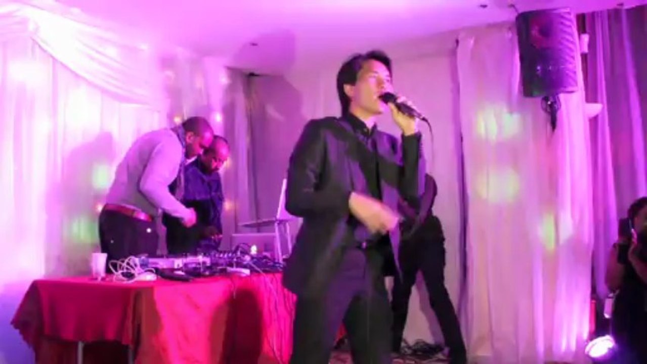 Vietzoukeur chante Stella de Gilles Flro au Salon mangrove