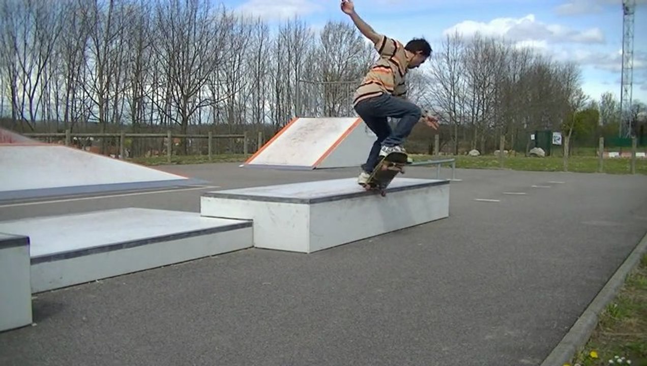 Tricks Tips : Le Crooked grind (Crooks / K-grind)