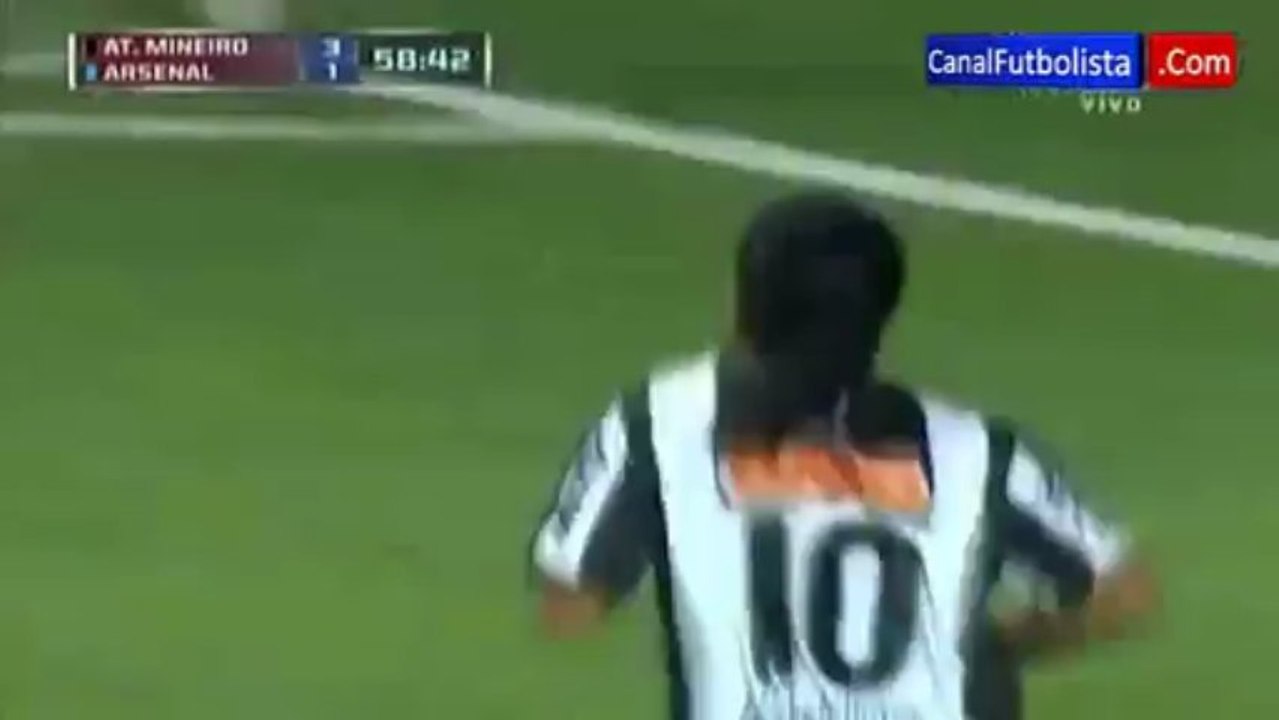 Increible gol de Ronaldinho Atletico Mineiro vs Arsenal 5-2 Copa Libertadores 03-04-2013
