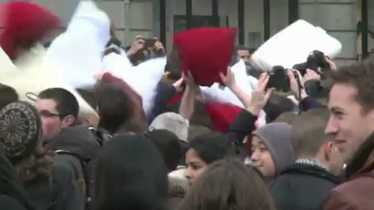 Bataille de polochons à Paris pour le Pillow Fight Day