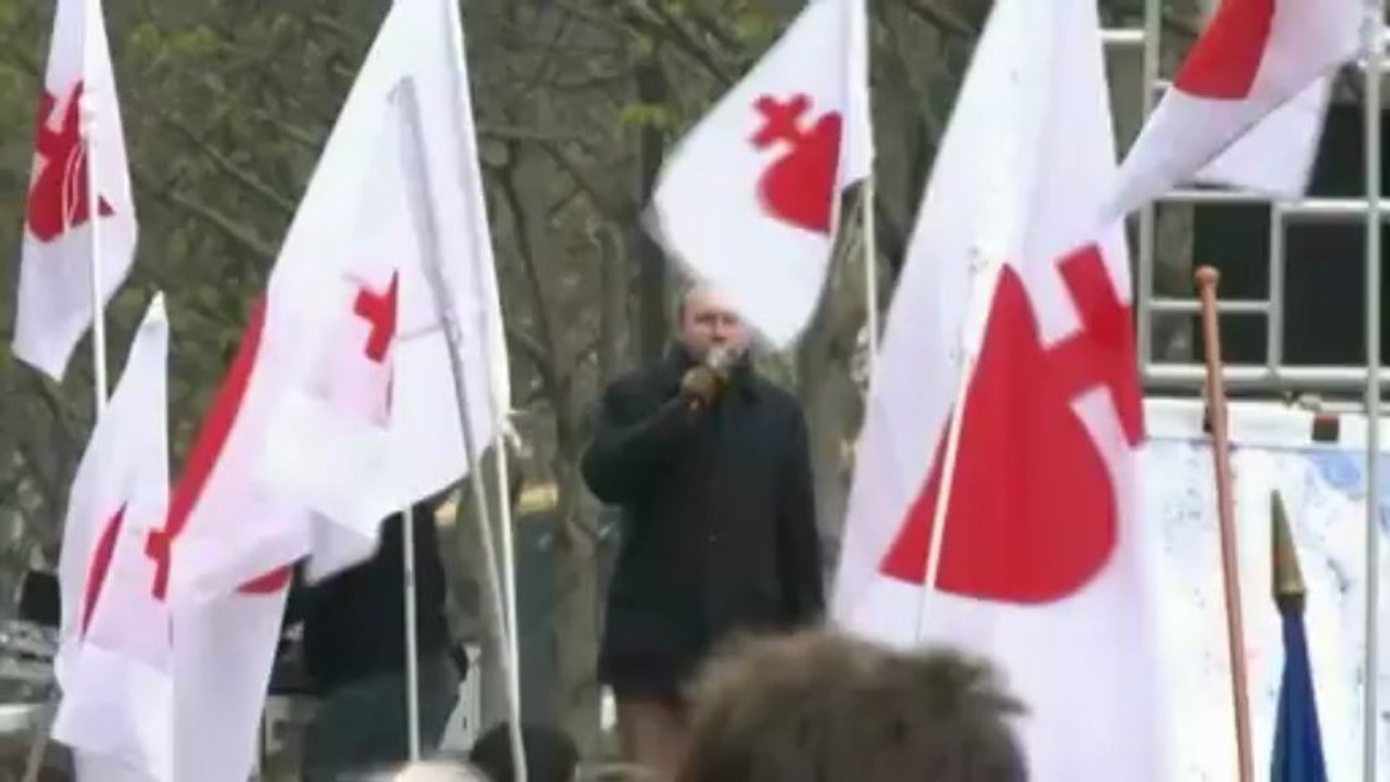 Des manifestants de Civitas prient face au Sénat contre le mariage gay