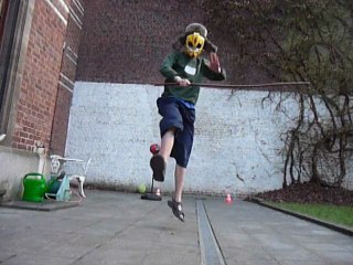 Maitre Batons s'amuse à fond dans son terrain 2(il se filme)!!