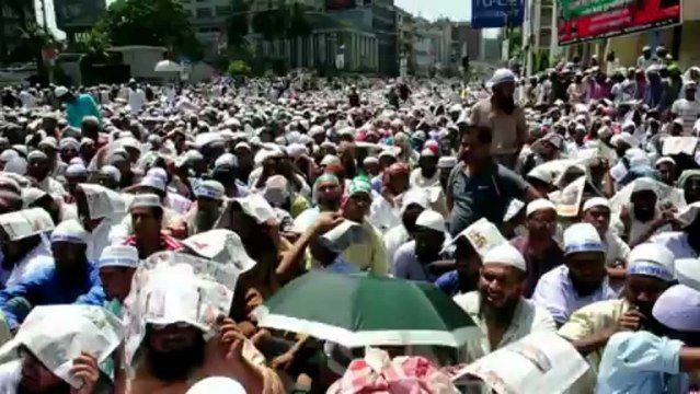 Muçulmanos pedem execução de blogueiros