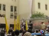 شباب من فلسطين يعدمون أمير قطر البرميل حمد بن جاسم في الساحات العمة ويصفونه بالعمالة