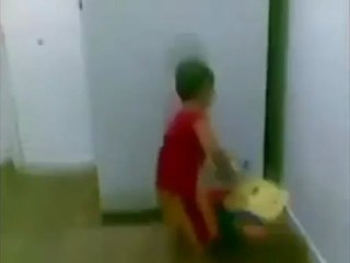 O ´menino-aranha` escala geladeira