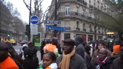 Pacôme Zégbé du CRD devant le siège du Parti socialiste-6 avril 2013