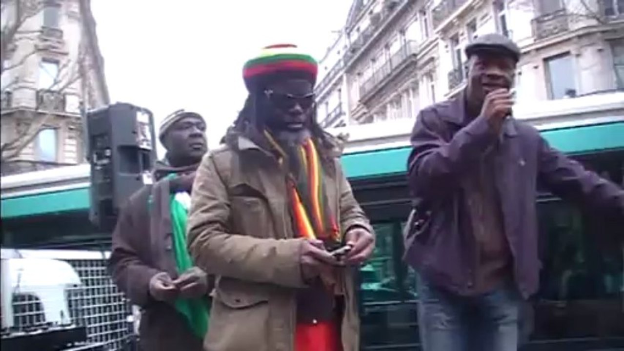 5 ème marche de soutien au Pr Gbagbo: L'indignation de B.P. Logbo, président du NPR, devant le siège du parti socialiste français
