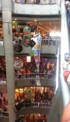 Estudiantes desplegaron pancarta a favor de Capriles en centros comerciales de Caracas