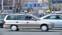 Hair-raising footage of Georgian stunt, street drivers