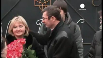 Ucrania tiende puentes con la UE con dos indultos a...