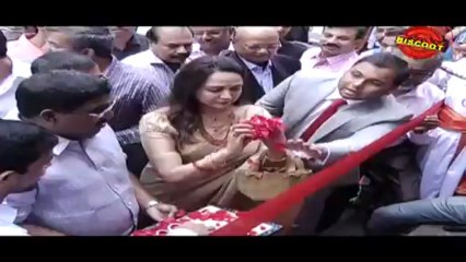 Hema Malini inaugurates Jewellery store