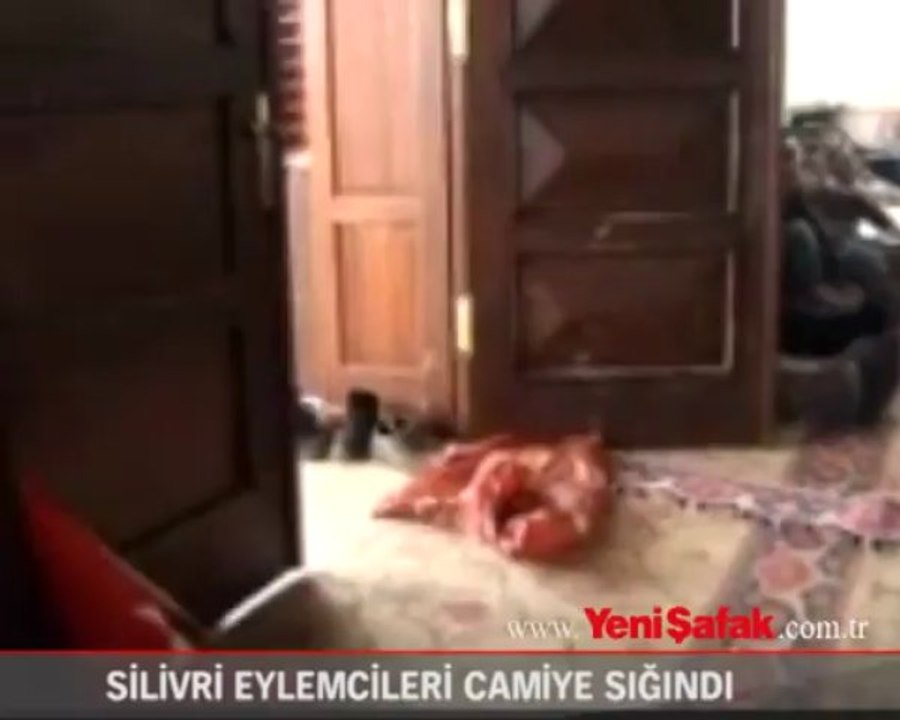 Eylemciler camiyi harabeye çevirdi