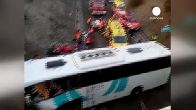 Un muerto y 41 heridos en el accidente de un autobús...