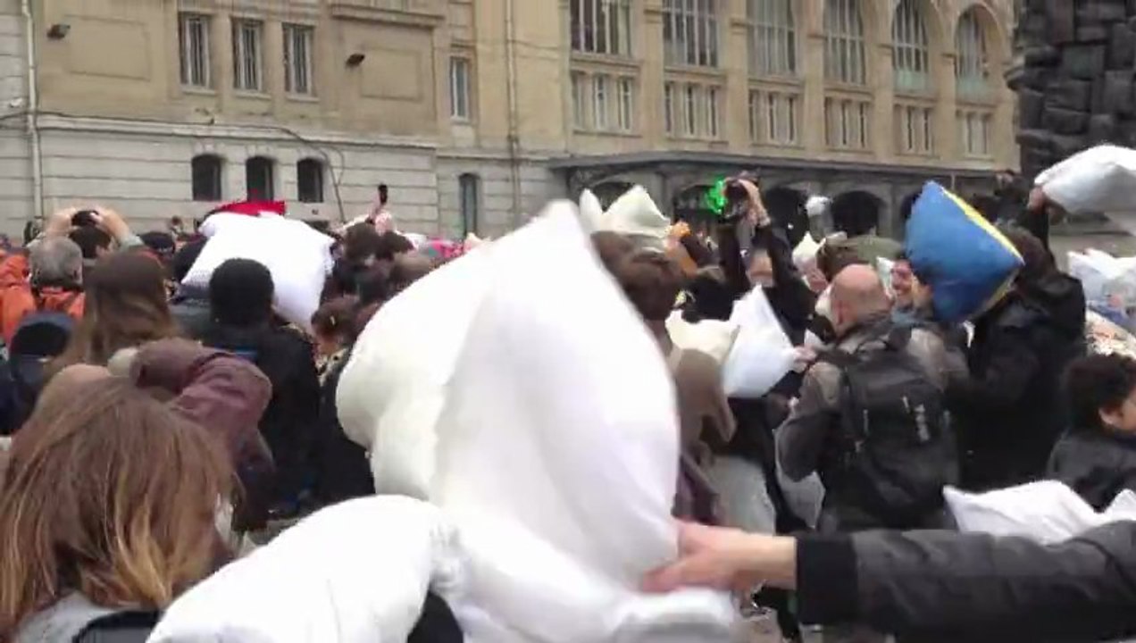International Pillow Fight Day Flashmob 6-04-2013 @ Paris, gare St Lazare
