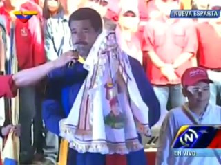 Margariteños regalan figura de la Virgen del Valle a Maduro y liberan Palomas de la paz