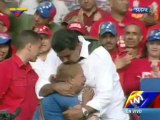 Mujer de Cumaná regala 2 pajaritos a Nicolás Maduro para que vuelen libres como Chávez