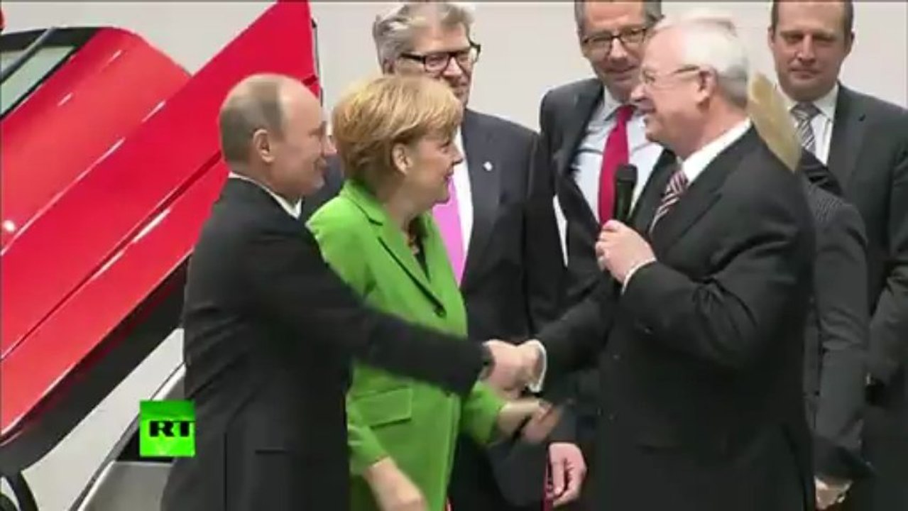 Swearing bare-breasted activists rush at Putin and Merkel (VIDEO, PHOTOS)