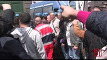Napoli - Polizia carica dipendenti NapoliSociale, un ferito (08.04.13)