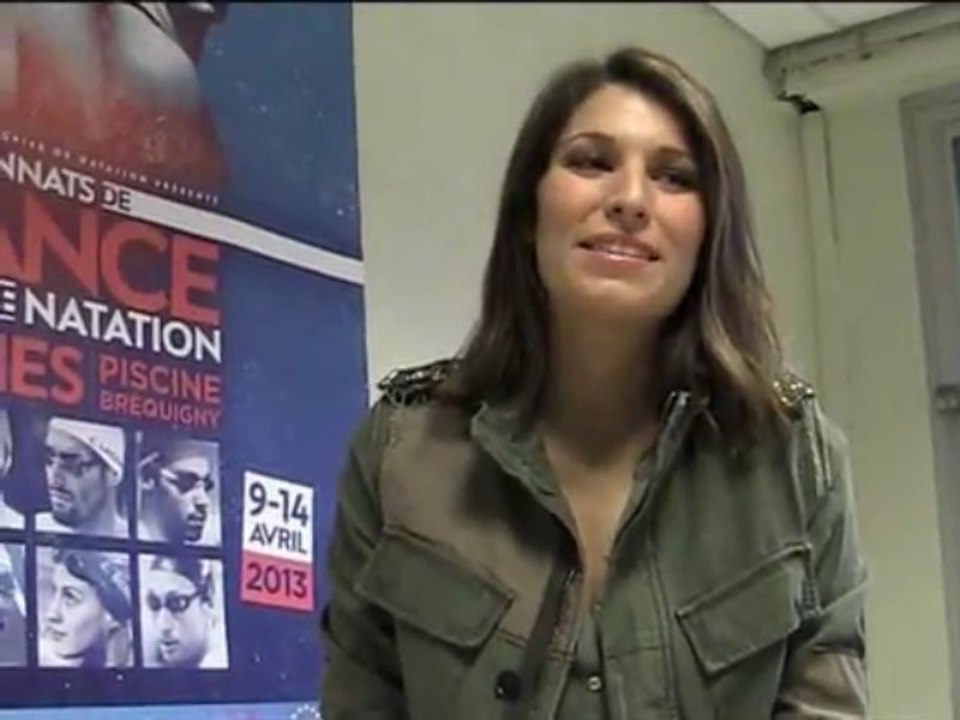 Championnats de France de natation : Laury Thilleman au bord du bassin.