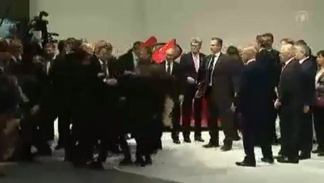 Seins nus, des Femen tentent de sauter sur Vladimir Poutine à cause de sa loi anti-gay