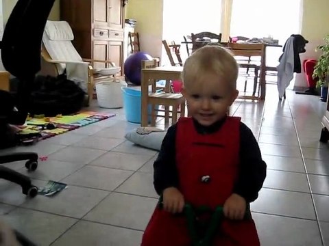 24/08/12 : rouler, se vautrer sur maman, rouler, se...