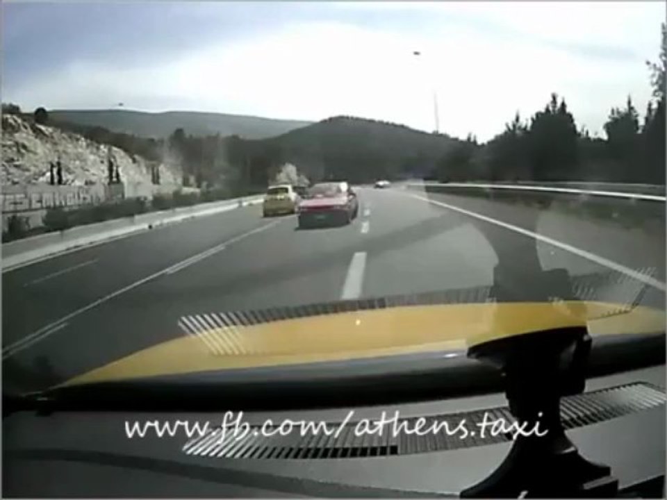 Αυτοκίνητο κινειται ανάποδα στην Κατεχάκη