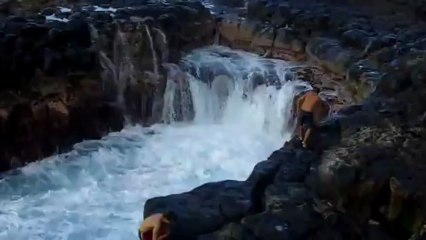 Des baigneurs fous sautent dans la mer