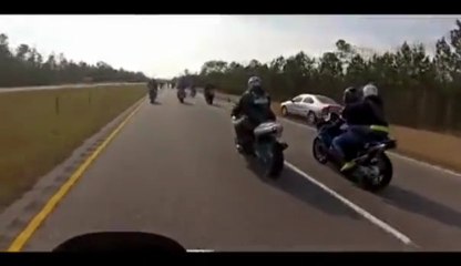 Download Video: Une femme double par la droite des motards