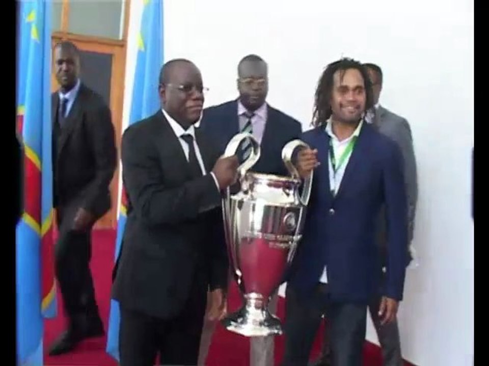 RDC:Passage du trophée de la Ligue des champions de l'UEFA au Palais du peuple.
