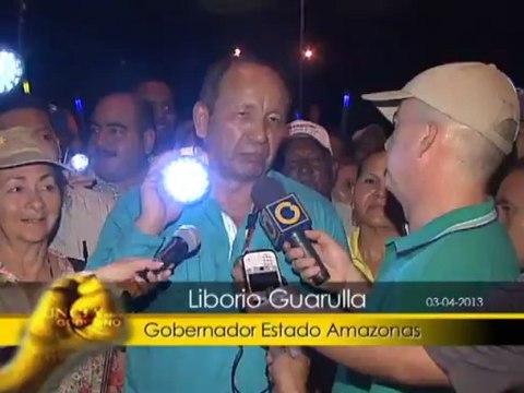 Plomovisión: Con linterna en mano caminan habitantes del estado Amazonas por fallas eléctricas