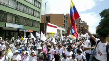 Milhares de colombianos pedem paz