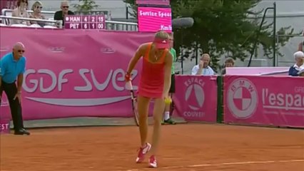 Jelena Petkovic sofre câimbra em quadra de tênis