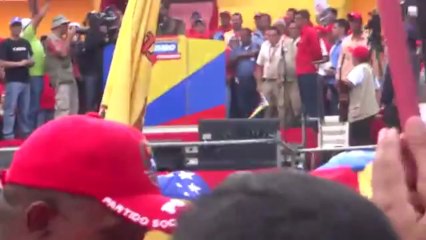 Video aficionado muestra concetración de trabajadores frente al Palacio de Miraflores