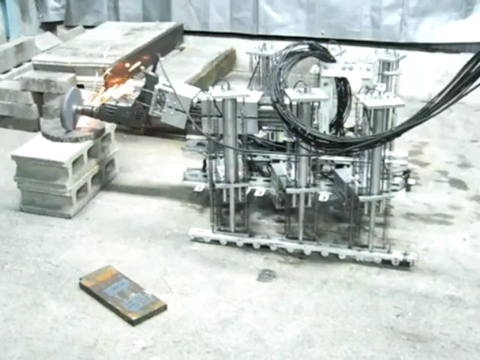 水圧軟体筋肉ロボット：P35：三足歩行：研削：サンポート